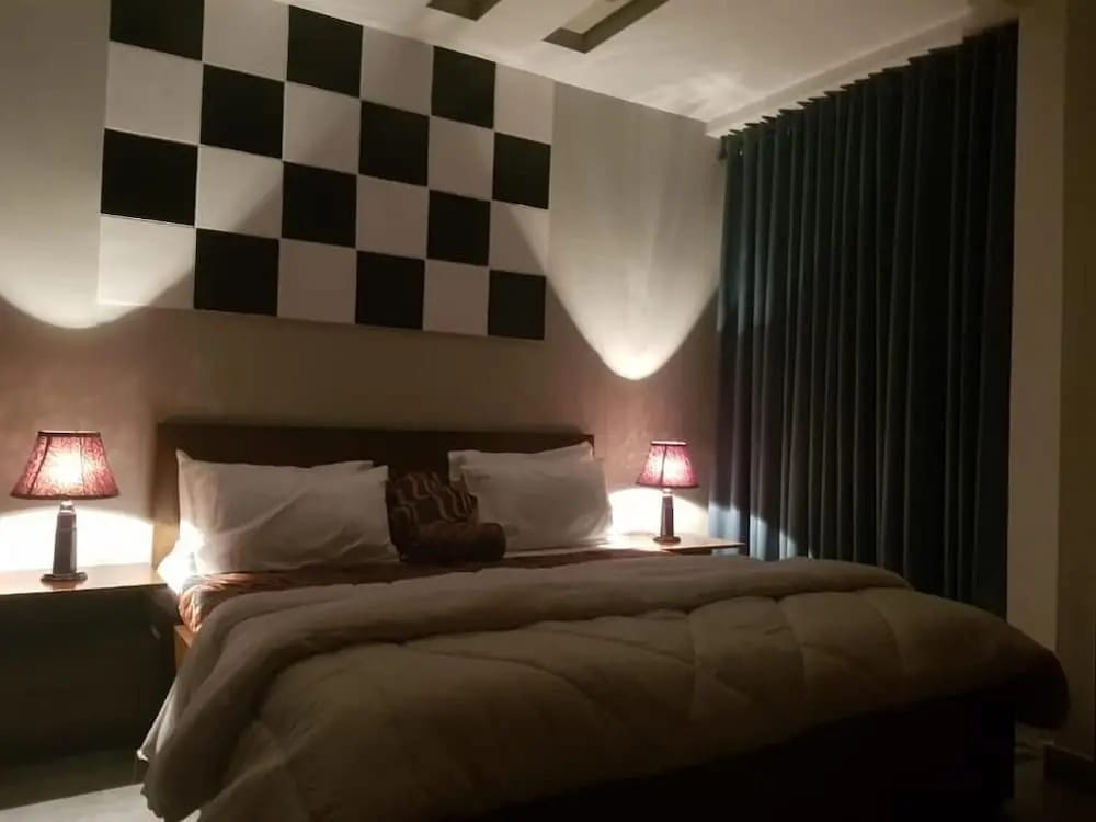 Hotel Holiday — 3