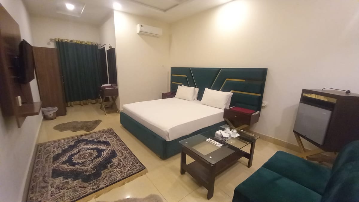 Royalton Inn Hotel - Gulberg — 3