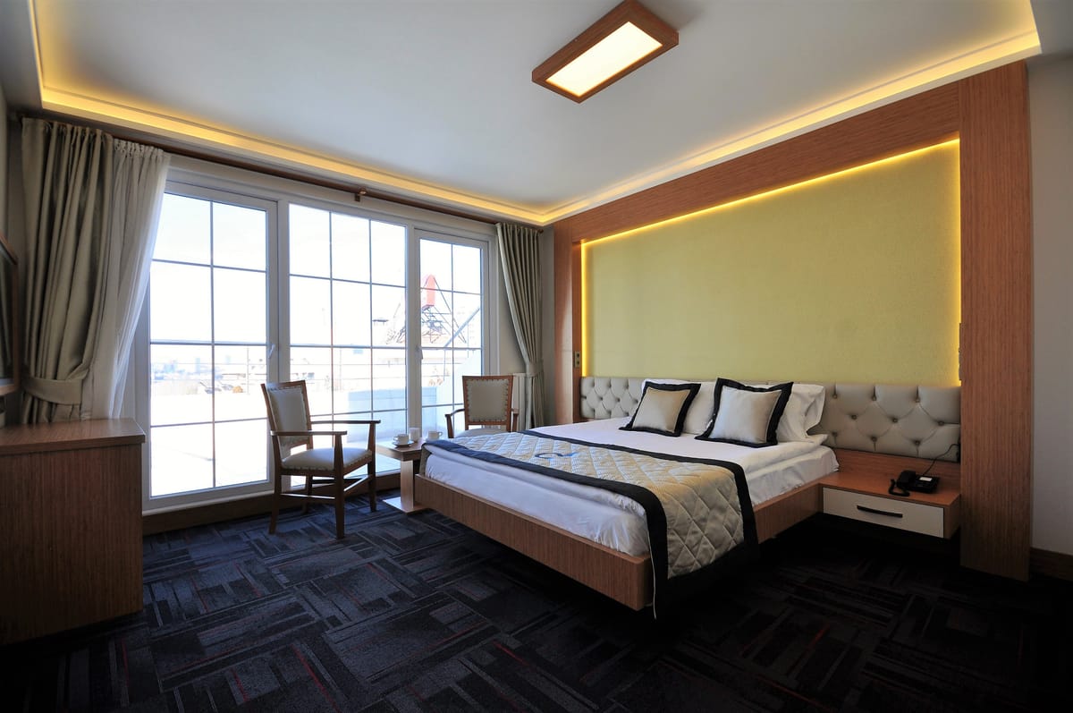 DOUBLE COMFORT HOTEL — 1