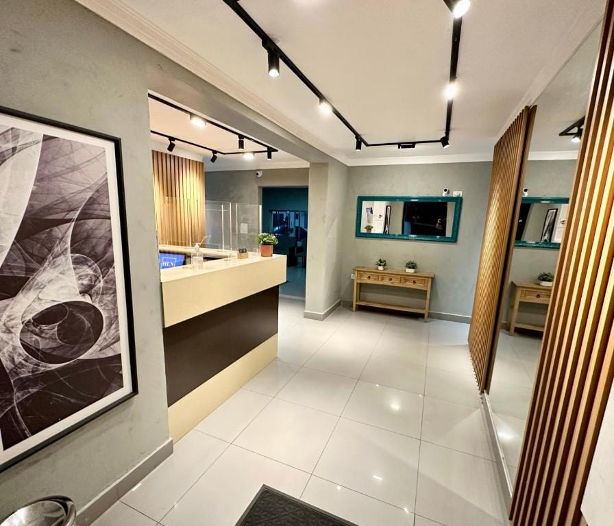 HLN HOTEL — 2