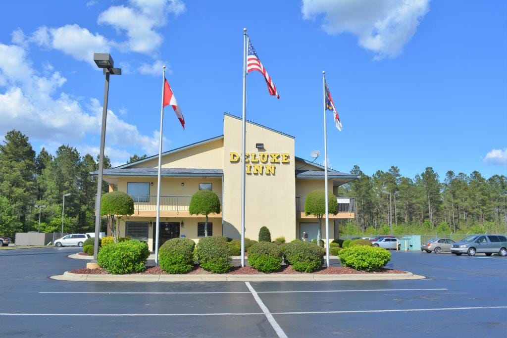 Deluxe Inn. Fayetteville.North Carolina. I-95 Exit-49 — 5