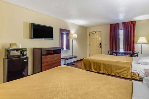 Econo Lodge Fayetteville I-95 — 3