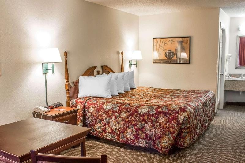 Econo Lodge Fayetteville I-95 — 4