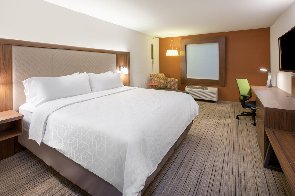 Holiday Inn Express & Suites Fayetteville South by IHG — 1