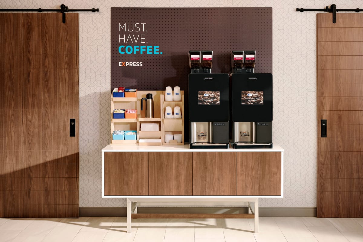 Holiday Inn Express & Suites Fayetteville South by IHG — 2