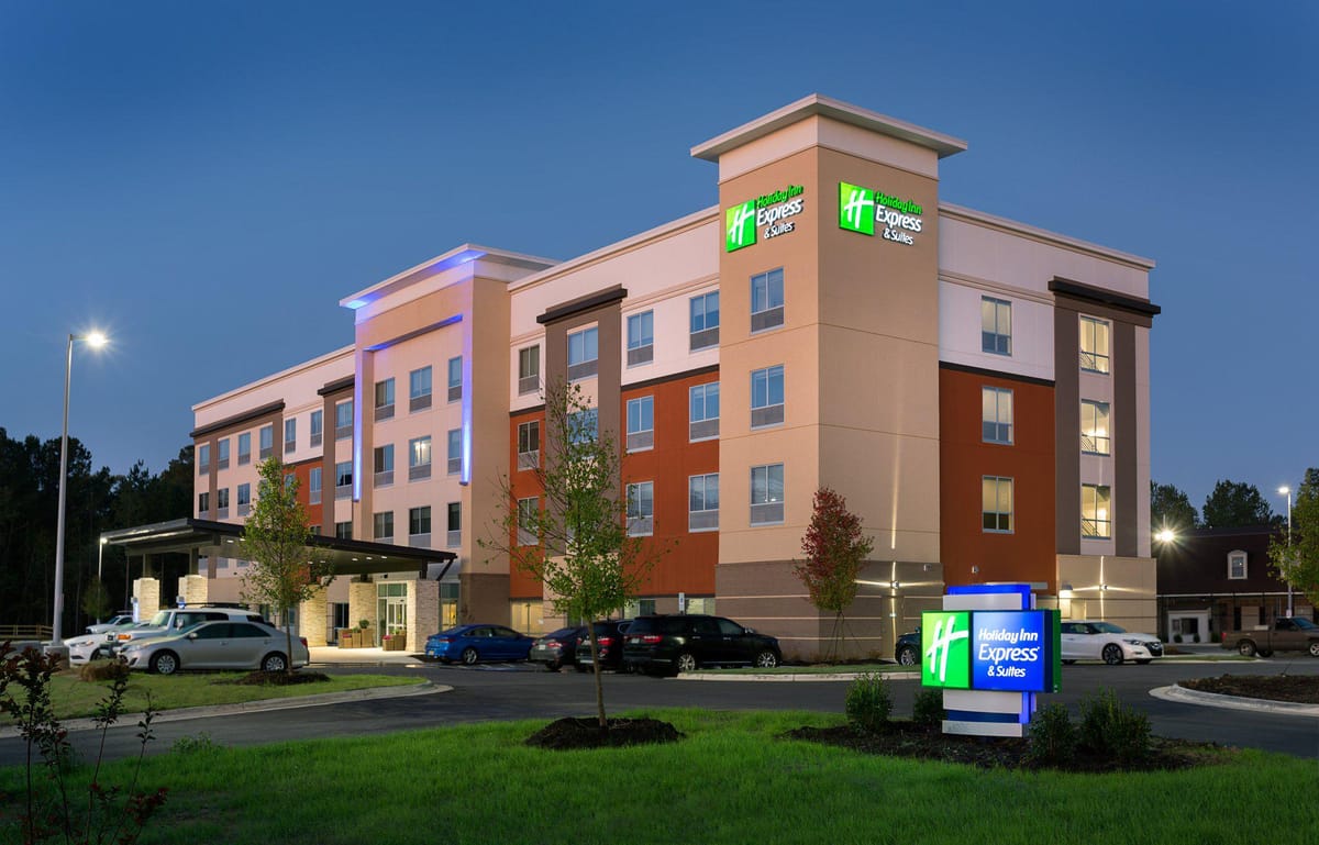 Holiday Inn Express & Suites Fayetteville South by IHG — 3