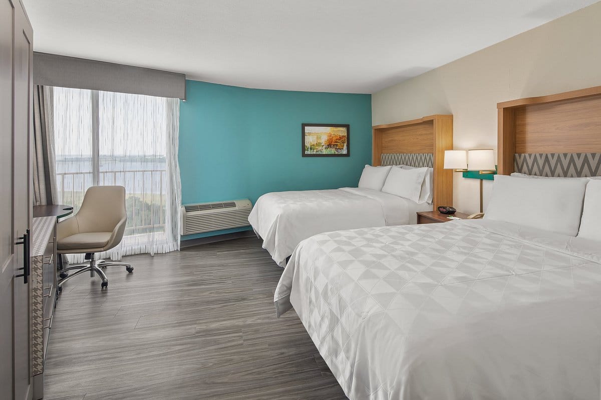 Holiday Inn & Suites Fayetteville W-Fort Bragg Area by IHG — 1