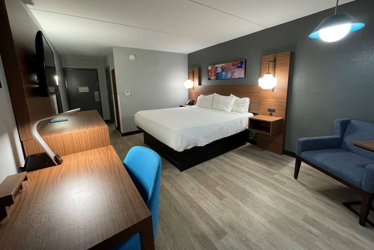 La Quinta Inn & Suites by Wyndham Fayetteville I-95 — 2