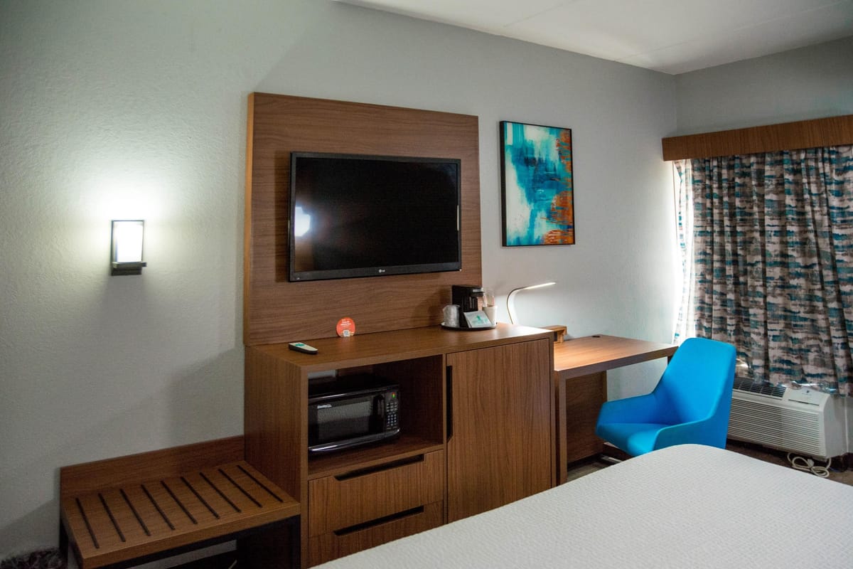 La Quinta Inn & Suites by Wyndham Fayetteville I-95 — 4