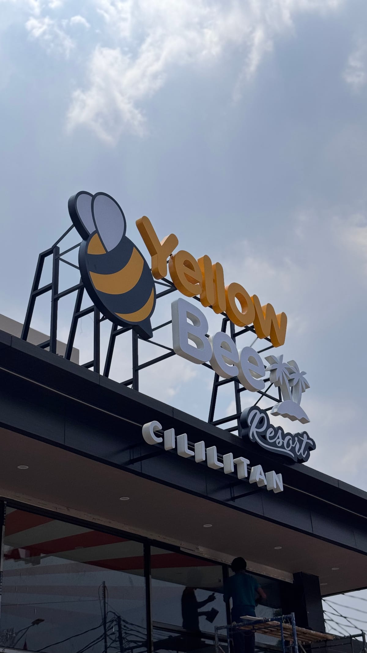 Yellow Bee Resort Cililitan — 5