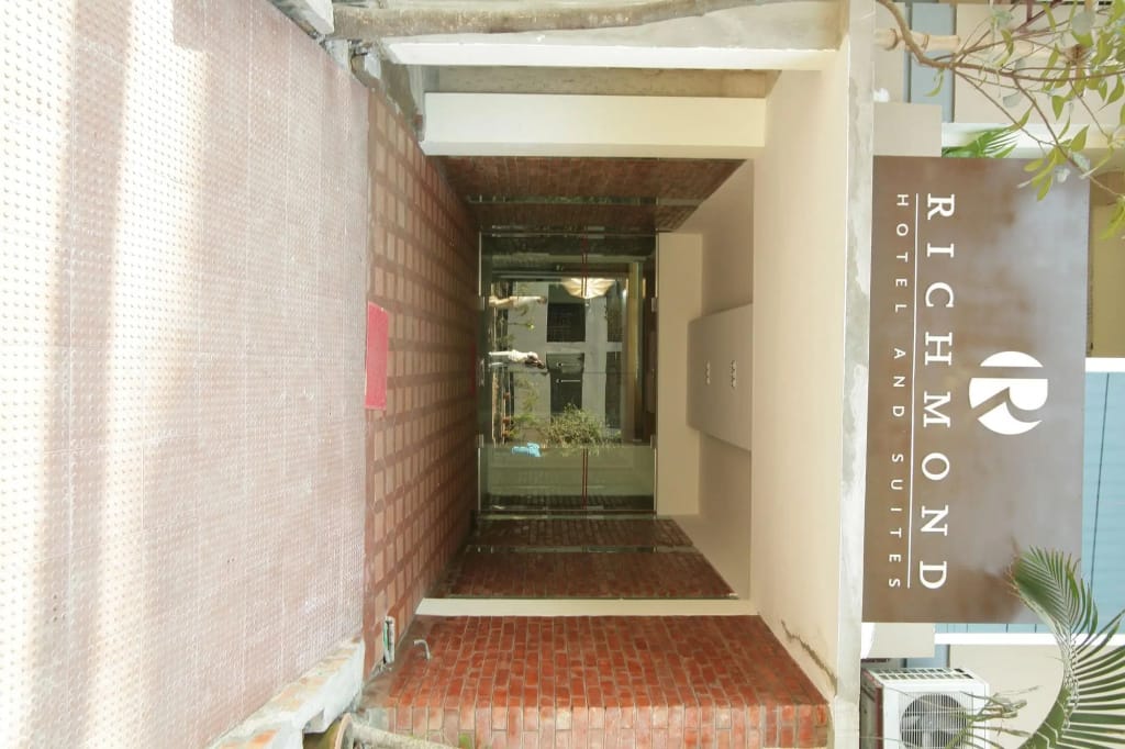 Richmond Hotel & Suites — 1