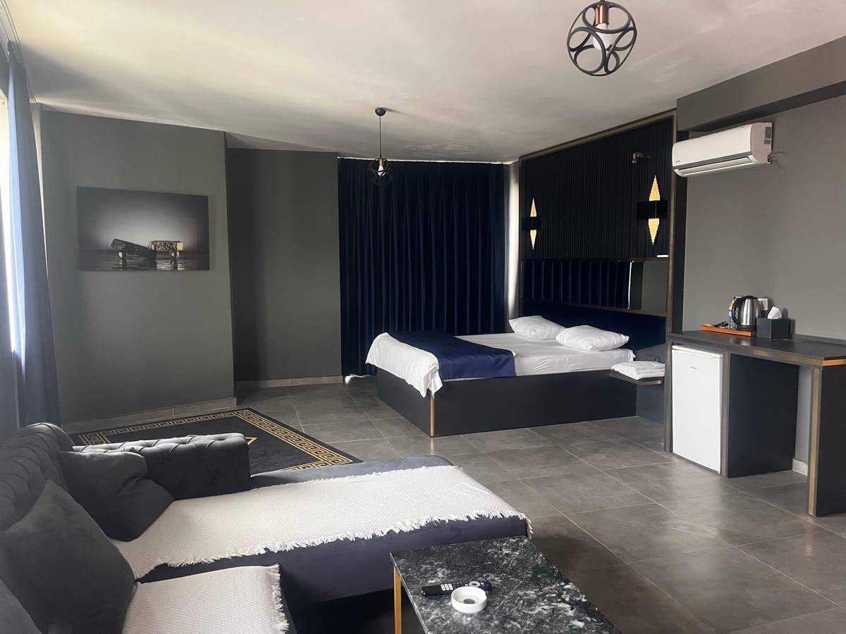 216 Hill Hotel — 1