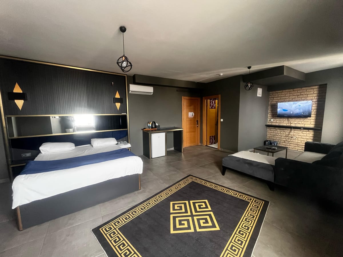 216 Hill Hotel — 2
