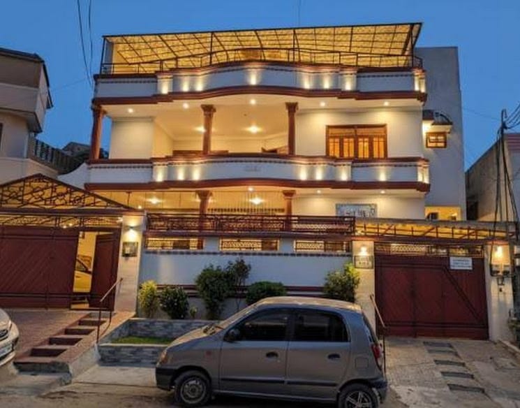 Hill View Guest House - Family Hotel at Central Location near to Airport, NED University, Malls and Food Street. — 1