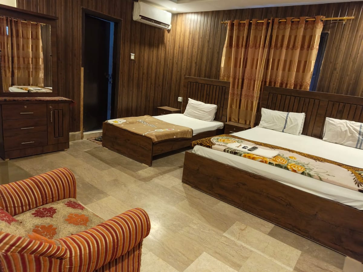 Hill View Guest House - Family Hotel at Central Location near to Airport, NED University, Malls and Food Street. — 2