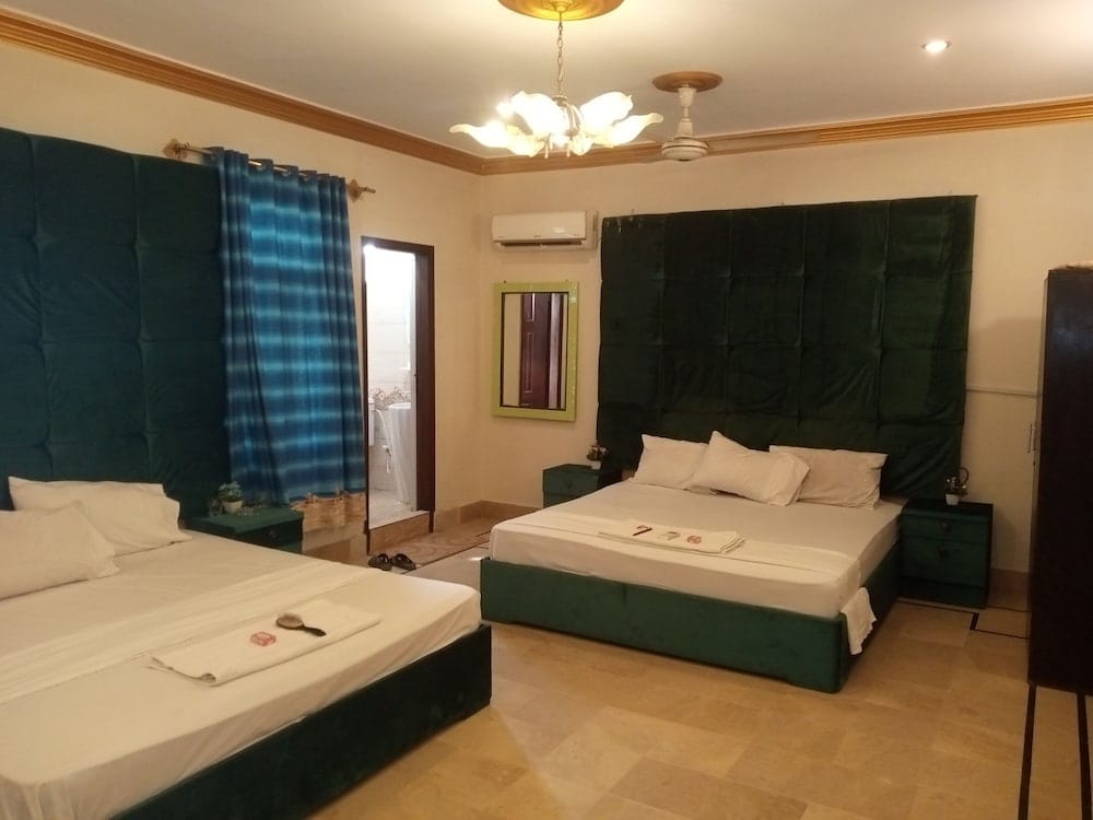 Hill View Guest House - Family Hotel at Central Location near to Airport, NED University, Malls and Food Street. — 3