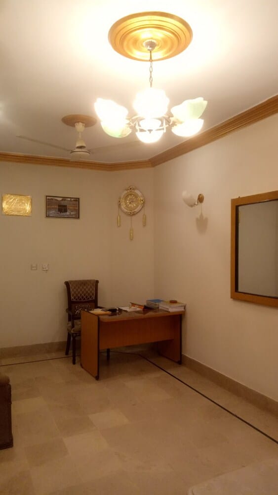 Hill View Guest House - Family Hotel at Central Location near to Airport, NED University, Malls and Food Street. — 4