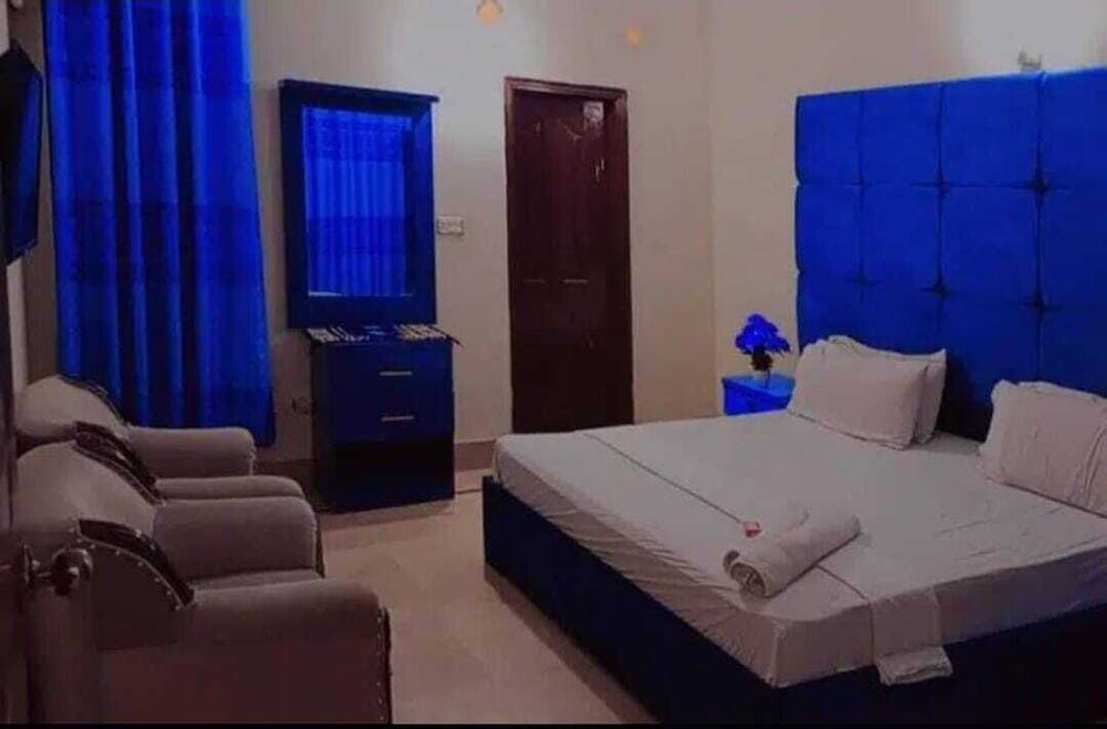 Hill View Guest House - Family Hotel at Central Location near to Airport, NED University, Malls and Food Street. — 5