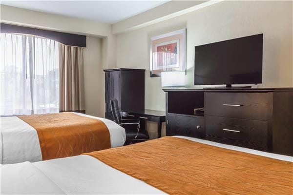 Comfort Inn & Suites LaGuardia Airport — 1