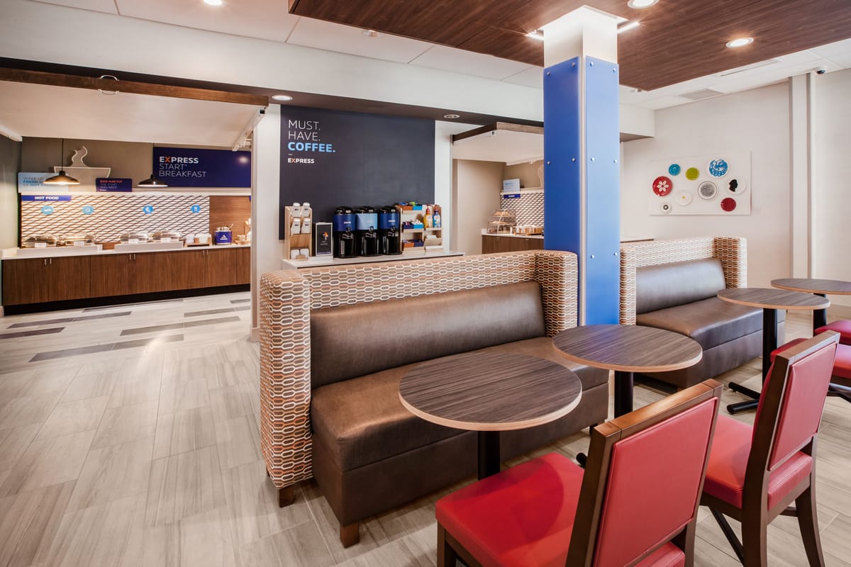 Holiday Inn Express & Suites Woodside LaGuardia Airport by IHG — 4
