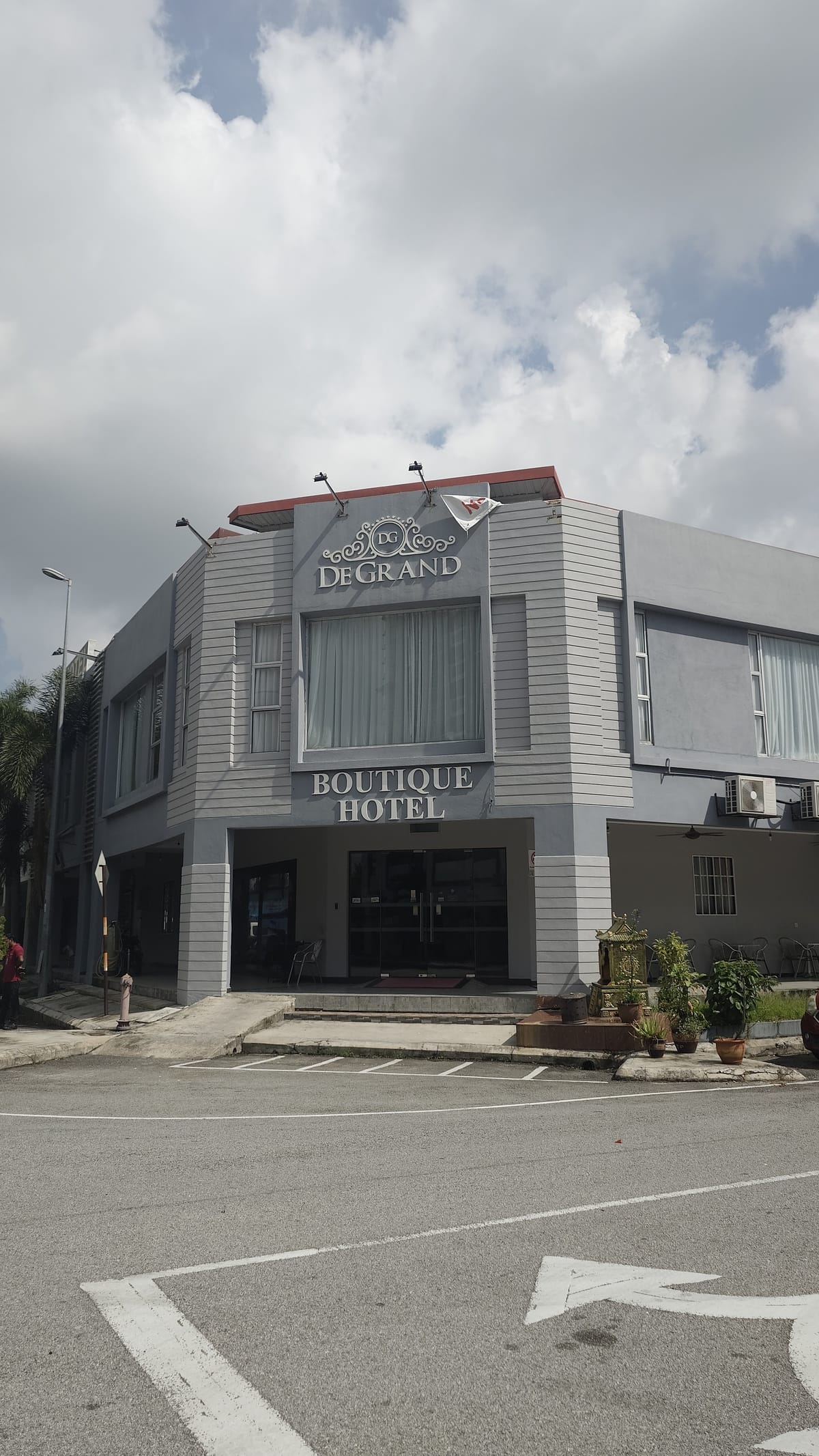 DE GRAND HOTEL — 1