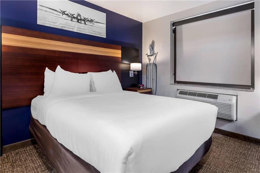 Avion Inn Near LGA Airport, an Ascend Collection Hotel — 2