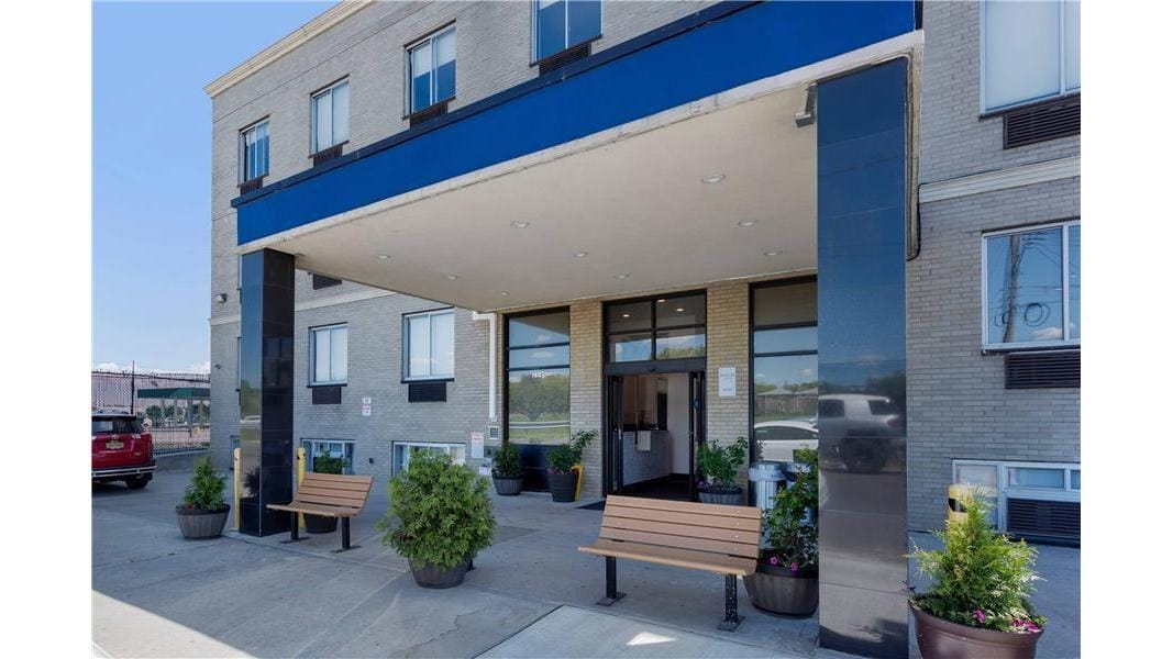 Avion Inn Near LGA Airport, an Ascend Collection Hotel — 3
