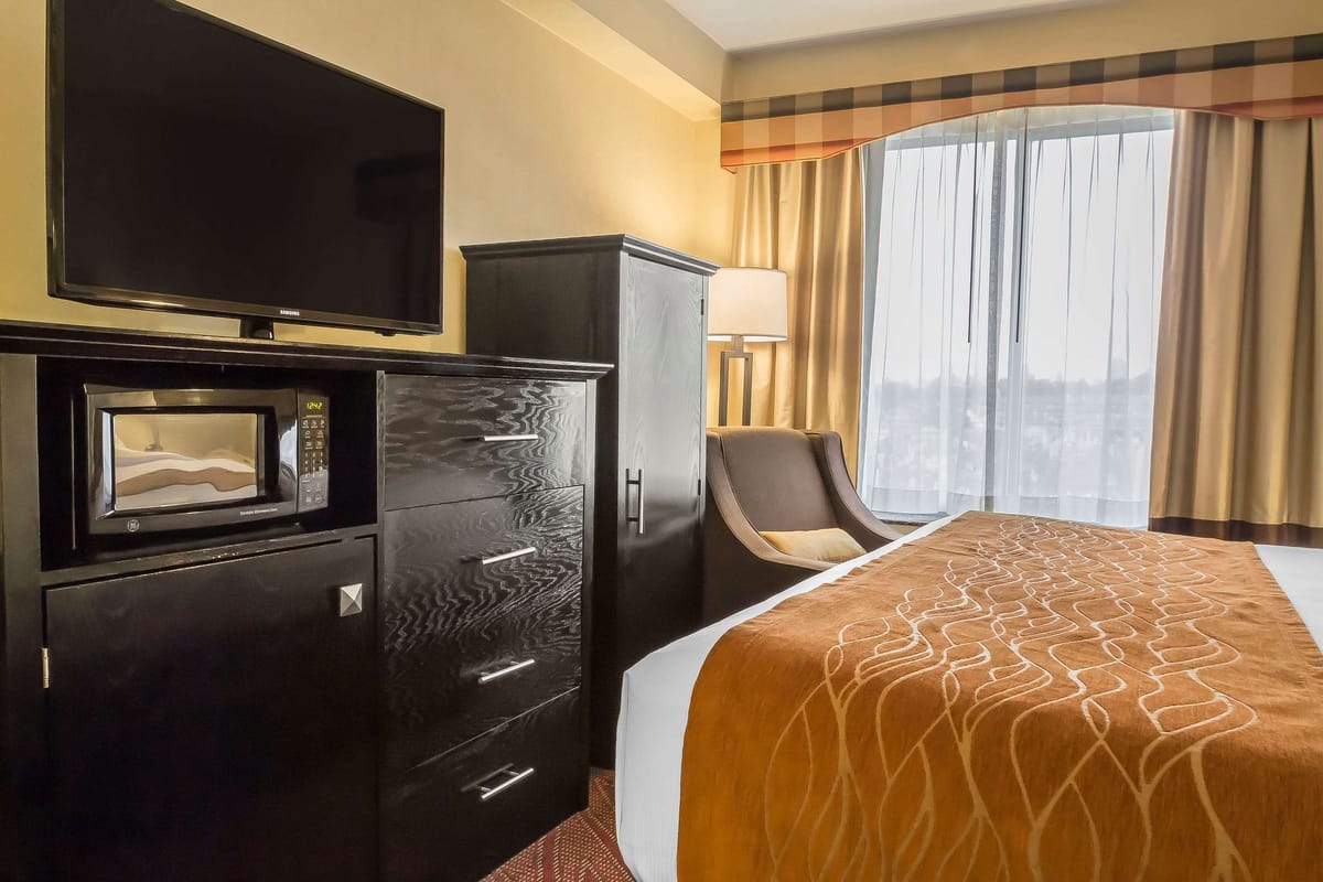 Comfort Inn & Suites LaGuardia Airport — 4