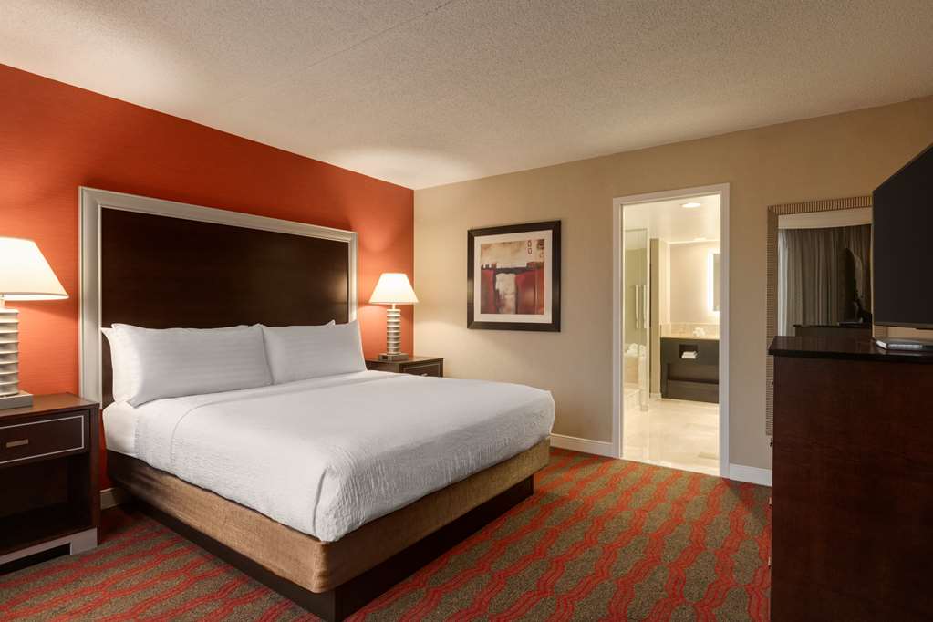 DoubleTree by Hilton New York LaGuardia Airport — 3