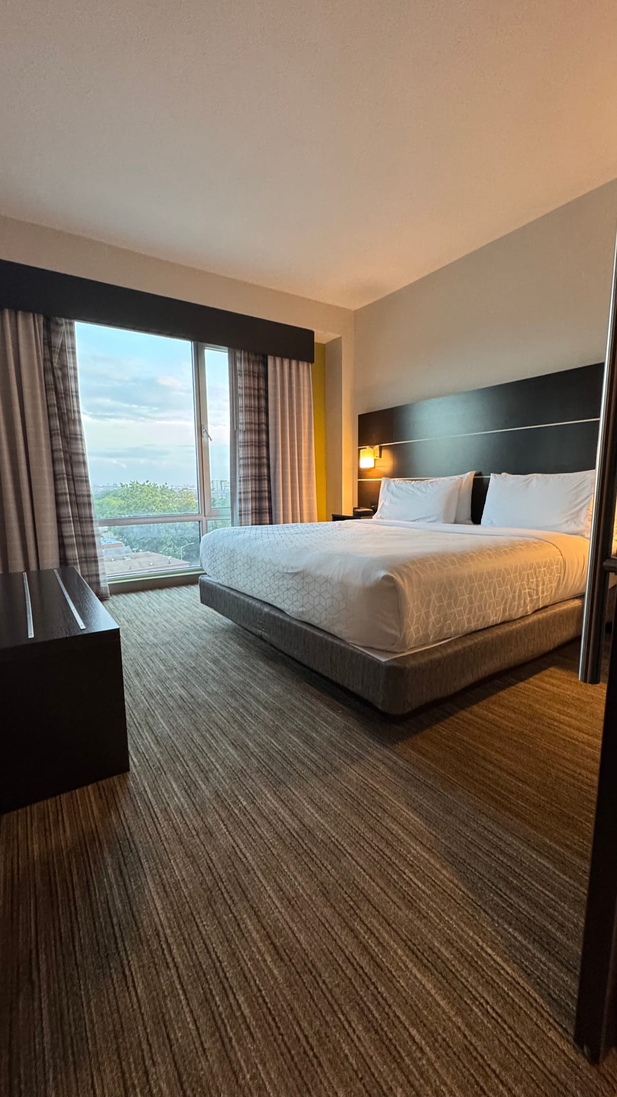 Holiday Inn Express & Suites Woodside LaGuardia Airport by IHG — 2