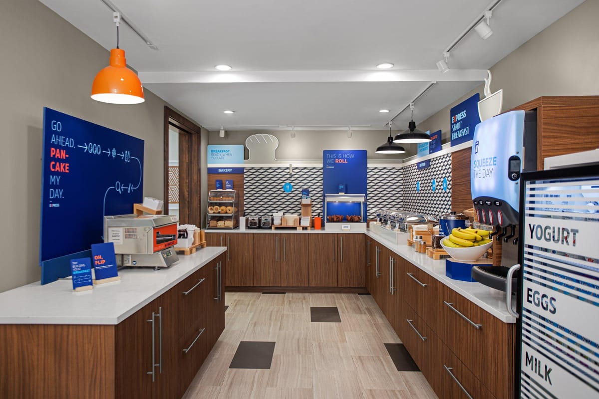 Holiday Inn Express & Suites Woodside LaGuardia Airport by IHG — 3