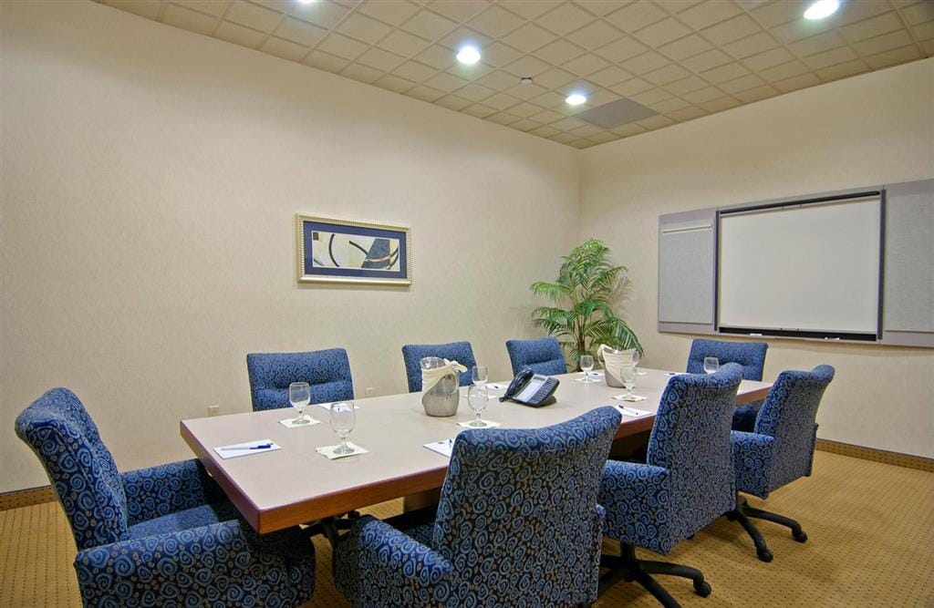 Marco LaGuardia Hotel and Suites — 5