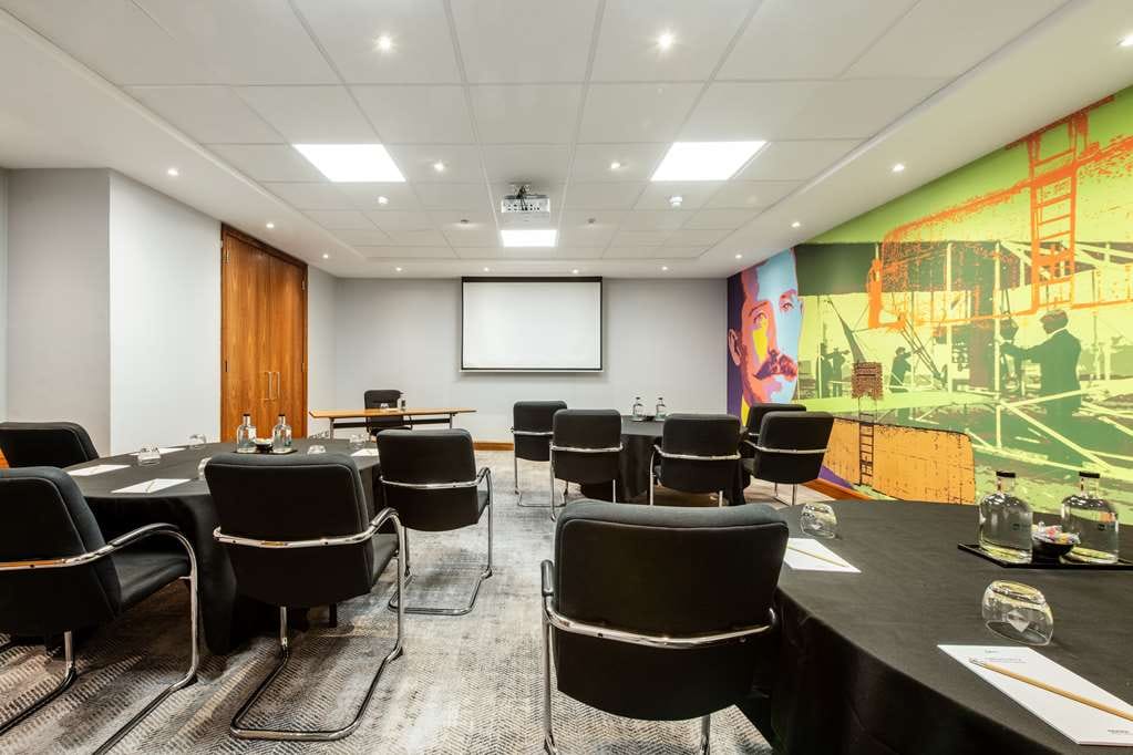 Radisson RED Hotel London Heathrow — 5