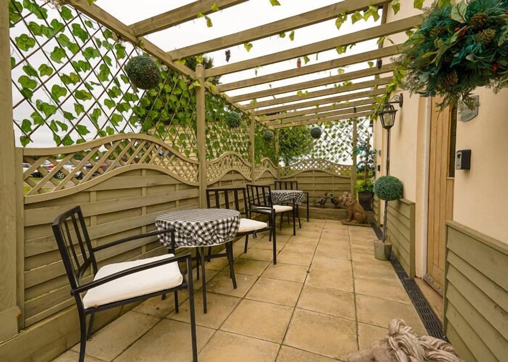 Old Thatch Bambers Green Luxury Guest House — 3