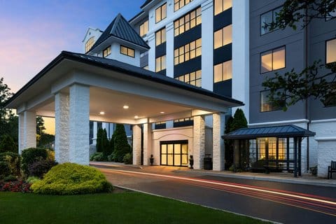 Courtyard by Marriott Long Island MacArthur Airport — 1