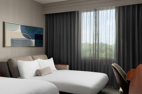 Courtyard by Marriott Long Island MacArthur Airport — 2