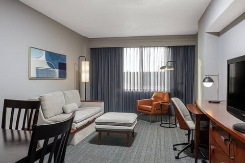 Courtyard by Marriott Long Island MacArthur Airport — 3