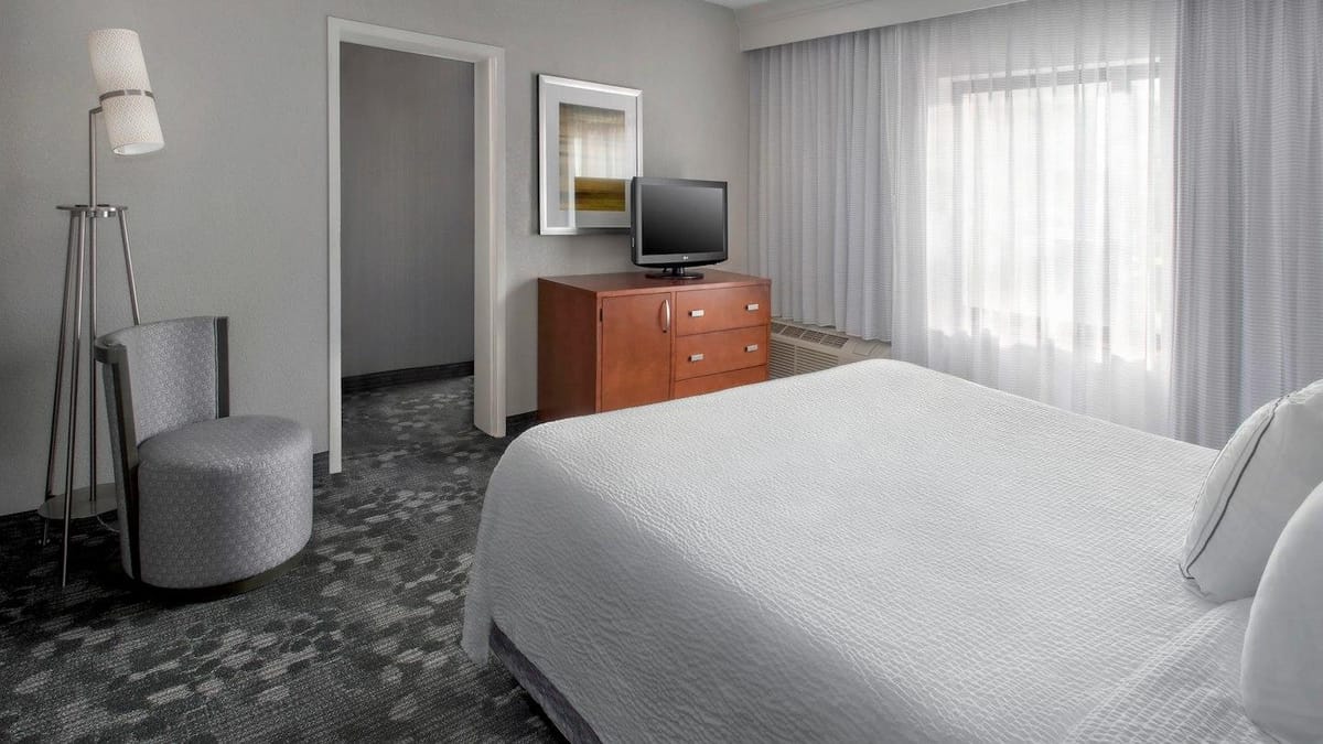Courtyard by Marriott Newark Liberty International Airport — 1