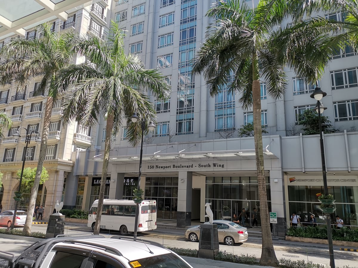 Condotel Walking distance to Airport ( Terminal 3)