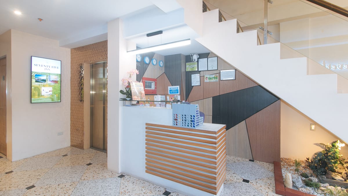 RedDoorz Plus @ Seventy Five Inn Near Manila Airport — 2
