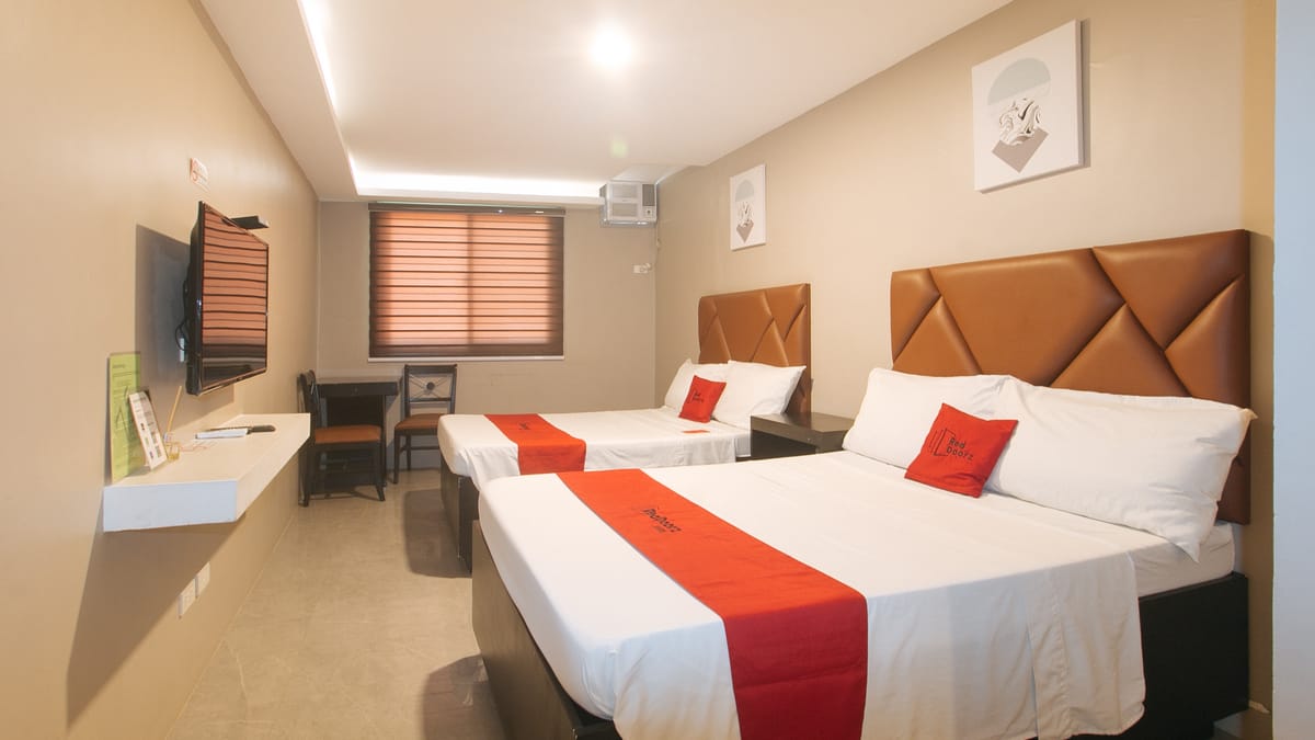 RedDoorz Plus @ Seventy Five Inn Near Manila Airport — 3