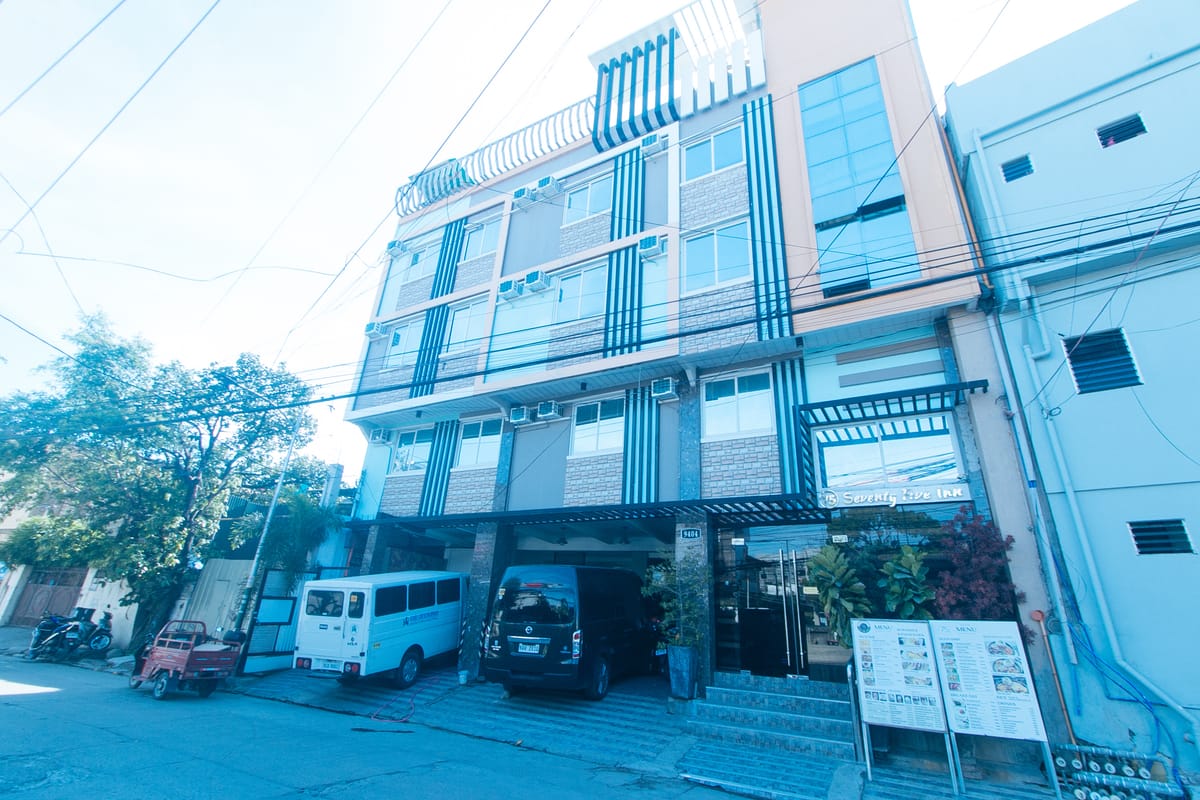 RedDoorz Plus @ Seventy Five Inn Near Manila Airport — 5