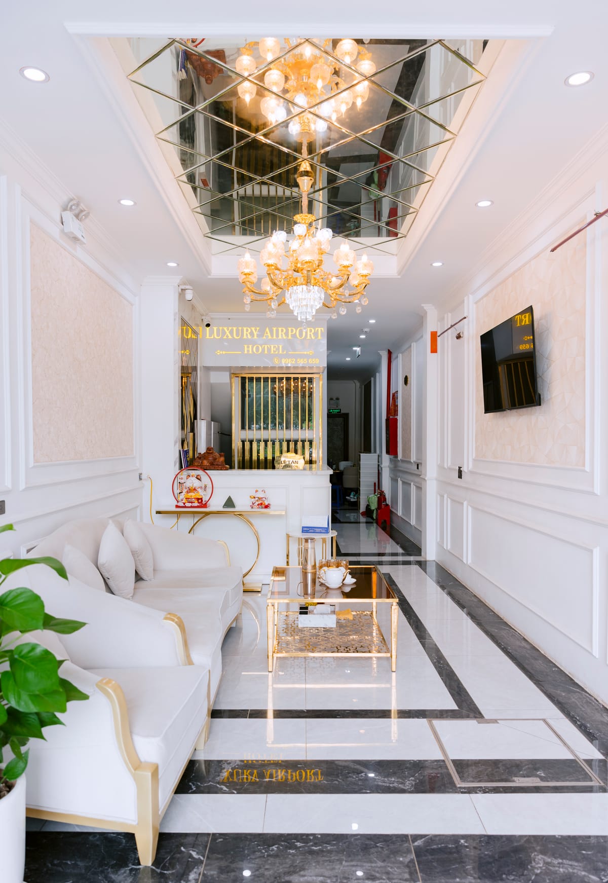 LUXURY AIRPORT HOTEL — 2