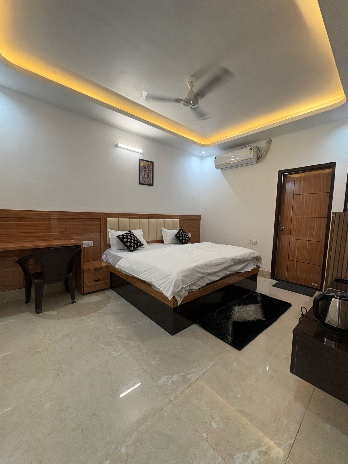 HOTEL GOLDEN AURA — 4