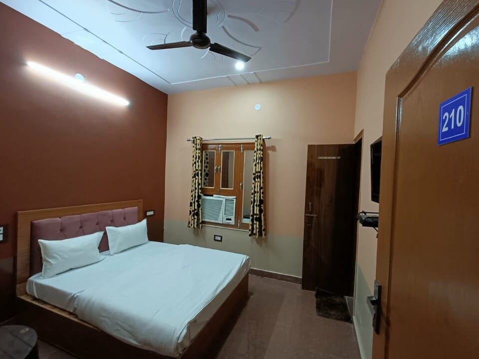 OYO 84282 Hotel green — 1