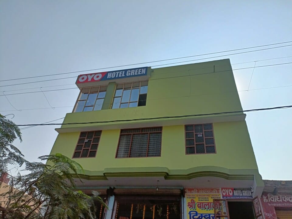 OYO 84282 Hotel green — 2