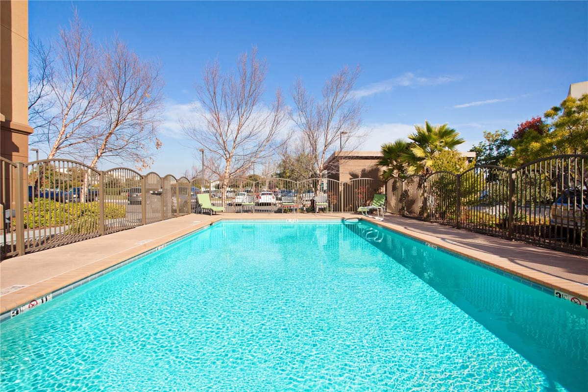 Hampton Inn & Suites Oakland Airport-Alameda — 2