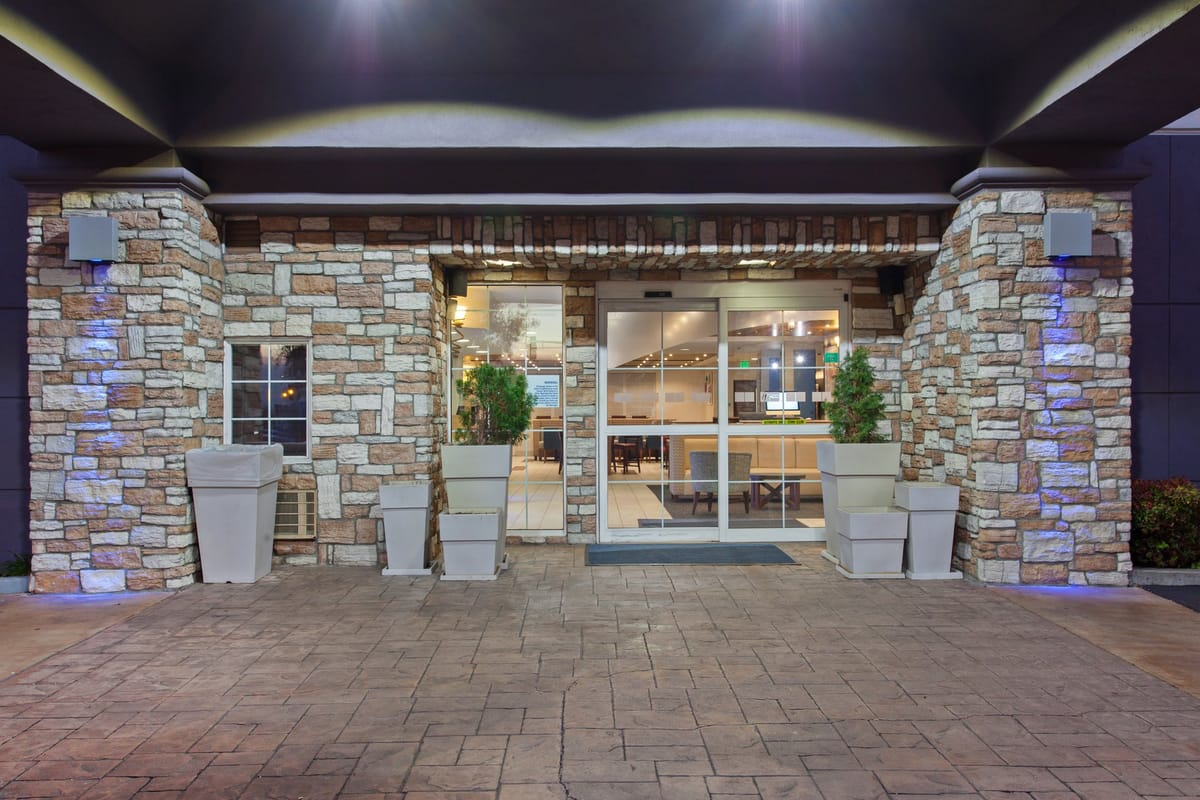 Holiday Inn Express & Suites Oakland-Airport by IHG — 1