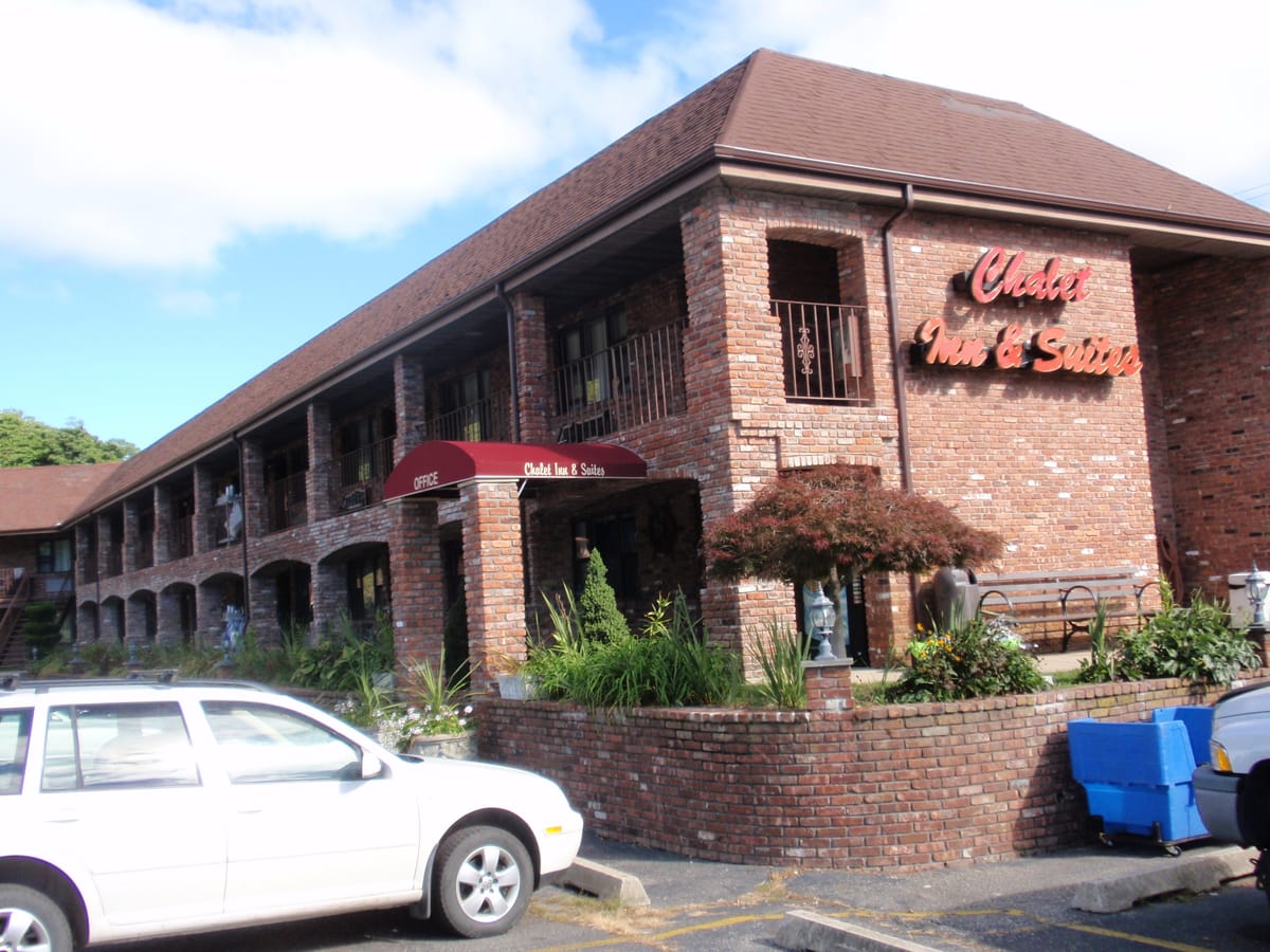 Chalet Inn & Suites — 4