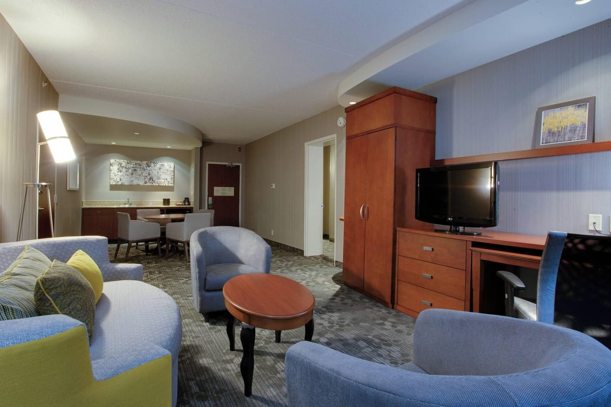 Courtyard by Marriott Republic Airport Long Island/Farmingdale — 4